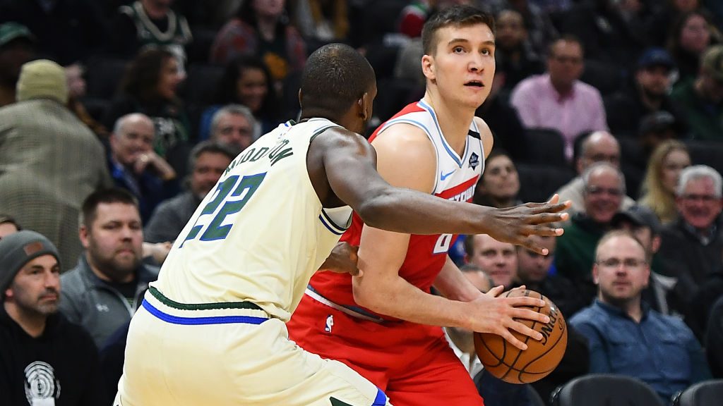 本赛季英超累计8黄，曼晚：乌加特未来6轮再拿2黄将被禁赛2场.