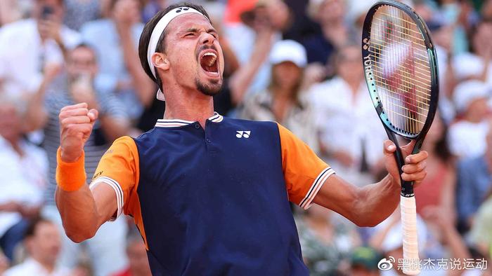 家长观战贝林厄姆跷二郎腿观看弟弟乔贝训练，压迫感拉满了.